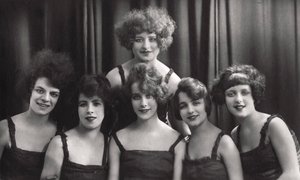 En danse- eller teatergruppe, c1900-1929. av Jerome Ltd