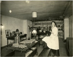 Ann Haviland, parfymemaker, ca. 1915-28 av Jessie Tarbox Beals