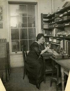 Beals i studioet hennes, ca. 1912-18 (foto av gelatinsølv) av Jessie Tarbox Beals