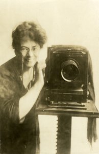 Beals selvportrett, ca. 1918-20 (foto av gelatinsølv) av Jessie Tarbox Beals