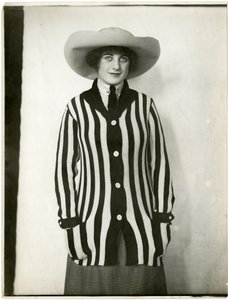 Blazergenser og filthatt, Forsythe, ca. 1905-18 (foto av gelatinsølv) av Jessie Tarbox Beals