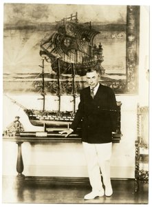 Booth Tarkington, ca. 1920-28 (foto av gelatinsølv) av Jessie Tarbox Beals