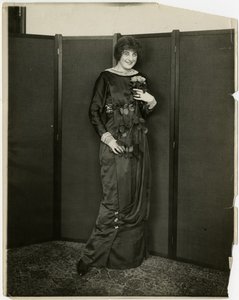 Kjole, drapert, gimbels, ca. 1905-18 (foto av gelatinsølv) av Jessie Tarbox Beals