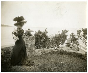 Ella Wheeler Wilcox ved Sound Beach, Conn, ca. 1905-11 (foto av gelatinsølv) av Jessie Tarbox Beals