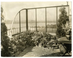 Garden of Mrs Regina Jais, ca. 1936-37 (foto av gelatinsølv) av Jessie Tarbox Beals