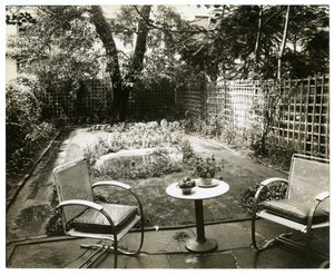 Garden of Mrs W H Wells 265 W 11th, Greenwich Village, New York, USA, ca. 1936-37 (foto av gelatinsølv) av Jessie Tarbox Beals