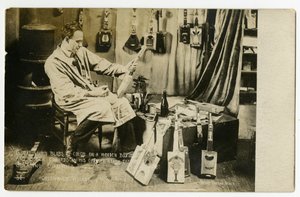 Flotte skumle fargeklatter på en treboks og Bobby Edwards i garderoben hans under stjernene som skaper ukeleles, Greenwich Village, New York, USA, ca. 1905-20 (foto av gelatinsølv) av Jessie Tarbox Beals