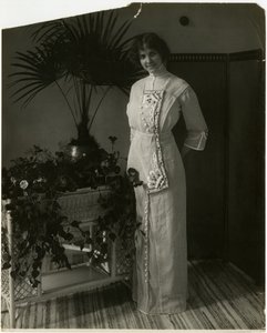 Grått tyrkisk materiale med svart og hvitt broderi, Lord & Taylor, ca. 1905-18 (foto av gelatinsølv) av Jessie Tarbox Beals