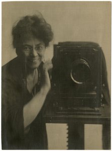 Jessie Tarbox Beals, selvportrett med kamera, ca. 1918-20 (foto av gelatinsølv) av Jessie Tarbox Beals