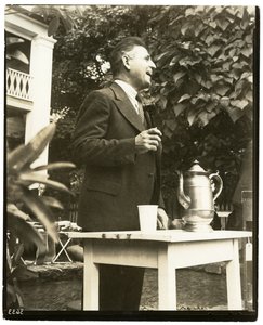 John W. Mitchell kjente auksjonarius, Country Auction i Greenwich, Conn eller Weston, Conn av Jessie Tarbox Beals