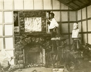 Karl Bitter (skulptør) bygde peisen sin selv, ca. 1905-15 (foto av gelatinsølv) av Jessie Tarbox Beals
