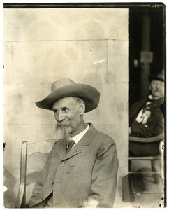 Mann med hatt, medalje, ca. 1905-40 (foto av gelatinsølv) av Jessie Tarbox Beals