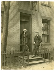 Mr Llewelyn Powys, forfatter og hans kone, ca. 1905-40 (foto av gelatinsølv) av Jessie Tarbox Beals
