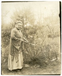 Fru Alzirc Hewitt Wade - 88 år gammel - i hagen i Ossining, NY, ca. 1905-28 (foto av gelatinsølv) av Jessie Tarbox Beals