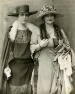 Fru Coolidge og hennes venn, fru Frances Parkinson Keyes, 1924 av Jessie Tarbox Beals
