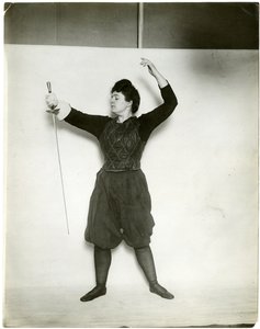 Gammel modell, ca. 1905-18 (foto av gelatinsølv) av Jessie Tarbox Beals