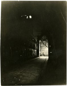 Patchin Place om natten, Greenwich Village, New York, USA, ca. 1905-20 (foto av gelatinsølv) av Jessie Tarbox Beals