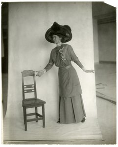 "Vennligst bli sittende" Riktig balanse av ben, kroppsarmer og hender, ca. 1905-18 (foto av gelatinsølv) av Jessie Tarbox Beals