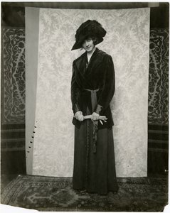 Rød fløyelsdress med plissert trekkskjørt, Arnold & Constable, ca. 1905-18 (foto av gelatinsølv) av Jessie Tarbox Beals