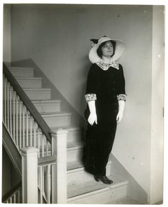 Rett vei ned trappene, ca. 1905-18 (foto av gelatinsølv) av Jessie Tarbox Beals