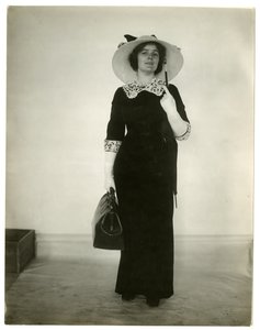 Riktig måte å bære veske og paraply på, ca. 1905-18 av Jessie Tarbox Beals