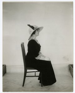 Riktig måte å sitte i en stol, ca. 1905-18 (foto av gelatinsølv) av Jessie Tarbox Beals