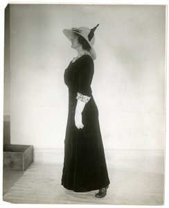 Riktig måte å stå når man går, ca. 1905-18 (foto av gelatinsølv) av Jessie Tarbox Beals