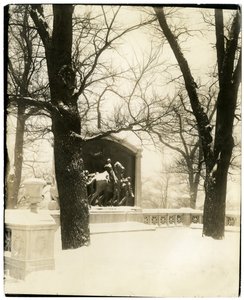 Shaw Memorial i storm, Boston, USA, ca. 1902-10 (foto av gelatinsølv) av Jessie Tarbox Beals