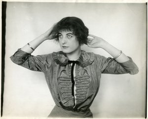 Taftbluse, Forsythe, ca. 1905-18 (foto av gelatinsølv) av Jessie Tarbox Beals