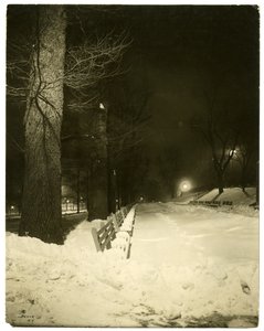 The Mall at night, Boston, Mass, USA, ca. 1902-10 (foto av gelatinsølv) av Jessie Tarbox Beals