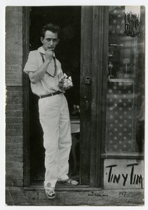 Tiny Tim, Greenwich Village, New York, USA, ca. 1915-22 (foto av gelatinsølv)