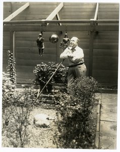Tony Sarg i hagen sin av Jessie Tarbox Beals
