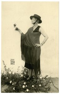 Kvinne som holder en blomst, ca. 1905-40 av Jessie Tarbox Beals