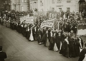 Kvinner i akademisk kjole marsjerer i en stemmerettsparade i New York City, 1910