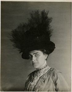 nærbilde av fjærkledd hatt, ca. 1905-18 (foto av gelatinsølv) av Jessie Tarbox Beals