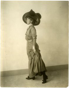 modell i fjærhatt, ca. 1905-18 (foto av gelatinsølv) av Jessie Tarbox Beals