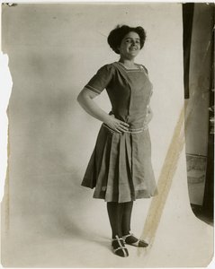 modell med armer akimbo, ca. 1905-11