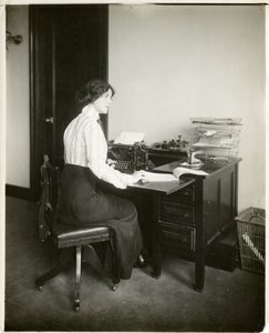 modell med skrivemaskin, ca. 1905-18 (foto av gelatinsølv) av Jessie Tarbox Beals