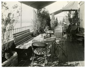 uteplass med utsikt over elven, ca. 1936-37 (foto av gelatinsølv) av Jessie Tarbox Beals