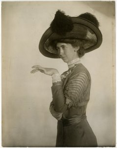 profil av fjærkledd hatt, ca. 1905-18 (foto av gelatinsølv)