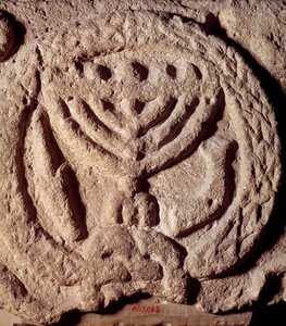 Jødedom: arkitektonisk element i basalt av en synagoge dekorert med en lysestake med syv grener (Menora eller Menorah), palme og trompet. Fra Transjordan. Omtrent 100 e.Kr. Paris, Louvre-museet av Jewish School