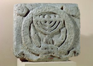 Relieff som viser en menorah, fra Umm Qeis (gamle Gadara) Jordan (basalt) av Jewish School