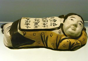 Keramisk, barneformet pute, med et dikt som fremkaller et nattlandskap, fra Cizhou, Jin-dynastiet (1115-1234), Shanghai nasjonalmuseum. Fotografi, Leonard de Selva, Kina, 2006. av Jin Dynasty Chinese School