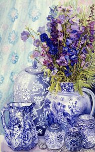 Delphiniums med antikke blå potter, 2000, (vannfarge) av Joan Thewsey