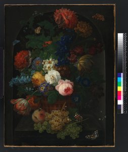 En kurv med blomster med frukt