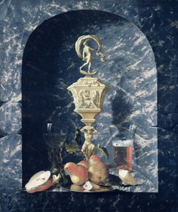 Stilleben med dekorert beger, frukt og glass i en steinalkove, 1682