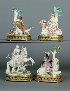 Fire Meissen-grupper som representerer de fire kontinentene montert med Louis XVI ormolu, modellert av Johann Joachim Kandler (1706-75), midten av 1700-tallet