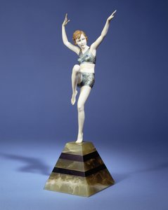 Beach Dancer, ca. 1935 (ronse og elfenben, kaldmalt patina, grønn og svart onyx base)