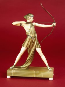 The Archer (bronse- og elfenbensfigur, grønn onyx-base på elfenbensføtter)