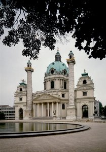 Utsikt over St. Charles Borromee-kirken, startet av arkitekten Johann Bernhard Fischer von Erlach (1656-1723) og ferdigstilt av sønnen Joseph Emanuel. Wien, Østerrike av Johann and Joseph  Fischer von Erlach